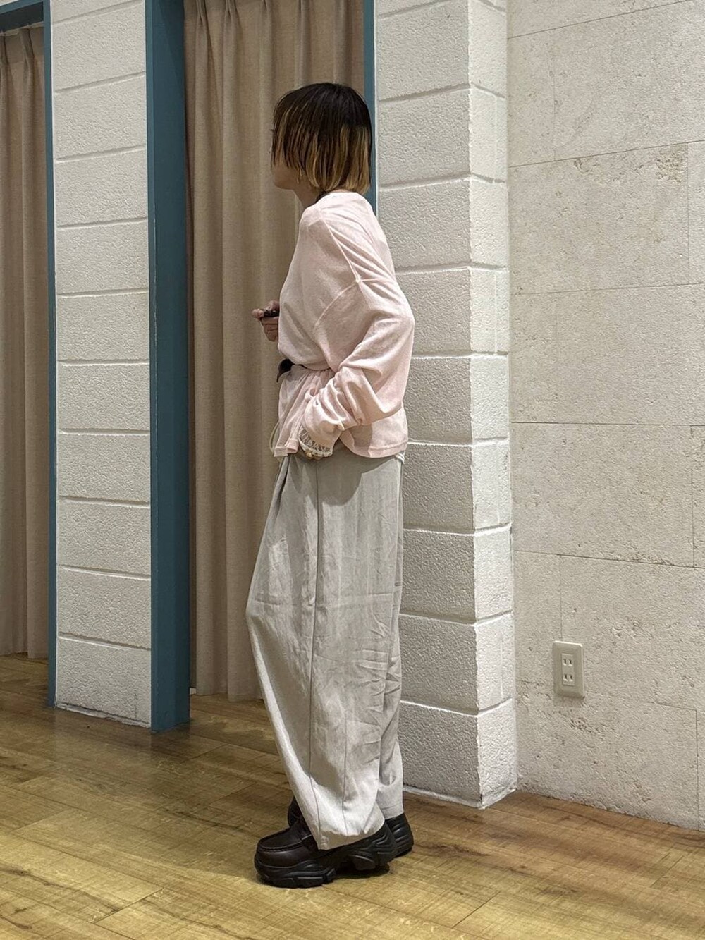 ホワイト系のショルダーバッグ、ピンク系のTシャツ/カットソー、ブラウン系のローファーを着用したレディースの春コーディネートの3枚目の写真
