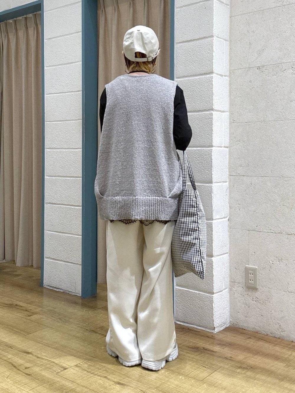 その他のトートバッグ、ホワイト系のその他パンツ、グレー系のベストを着用したレディースの春コーディネートの4枚目の写真