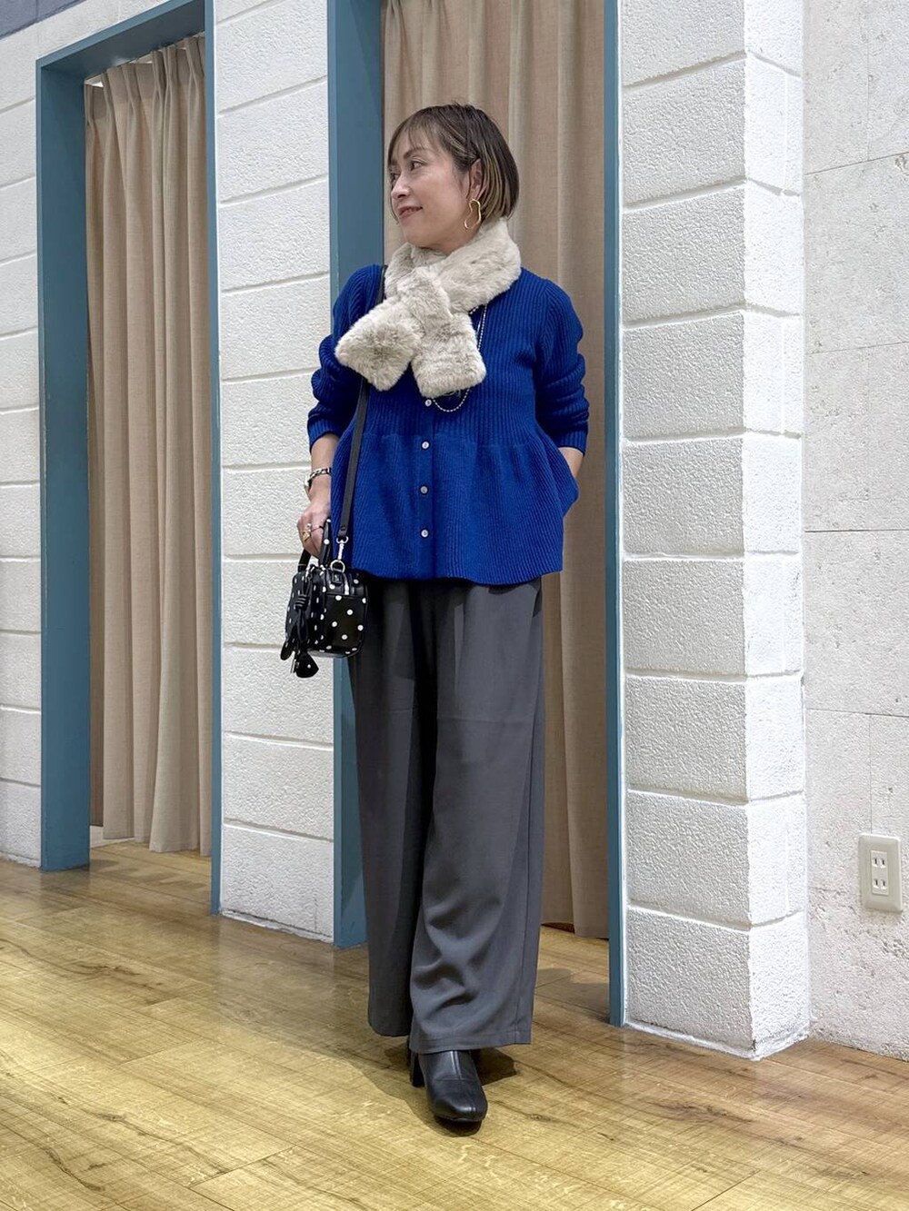 グレー系のその他パンツ、その他のボストンバッグ、ブラック系のブーツを着用したレディースの秋コーディネートの6枚目の写真