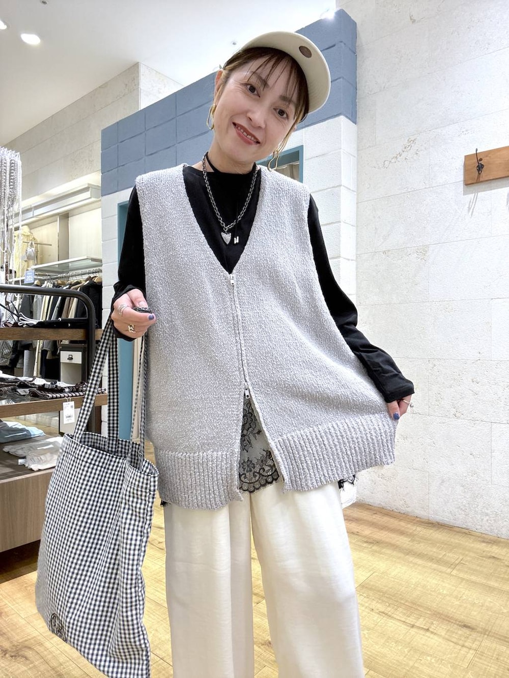 その他のトートバッグ、ホワイト系のその他パンツ、グレー系のベストを着用したレディースの春コーディネートの7枚目の写真