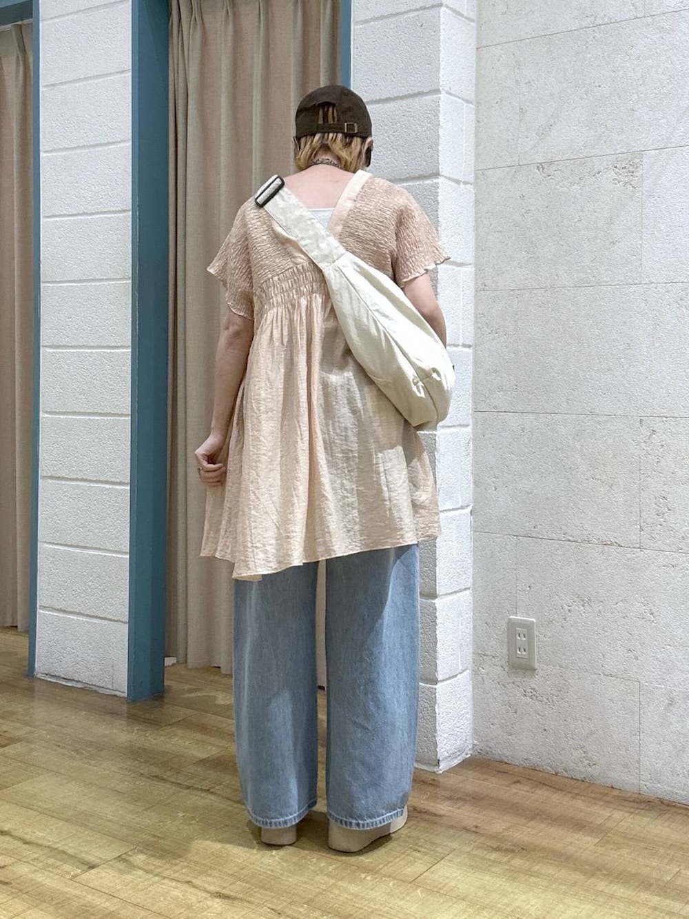 ブラウン系のシャツ/ブラウス、ブルー系のデニムパンツ、ホワイト系のサンダルを着用したレディースの春コーディネートの4枚目の写真