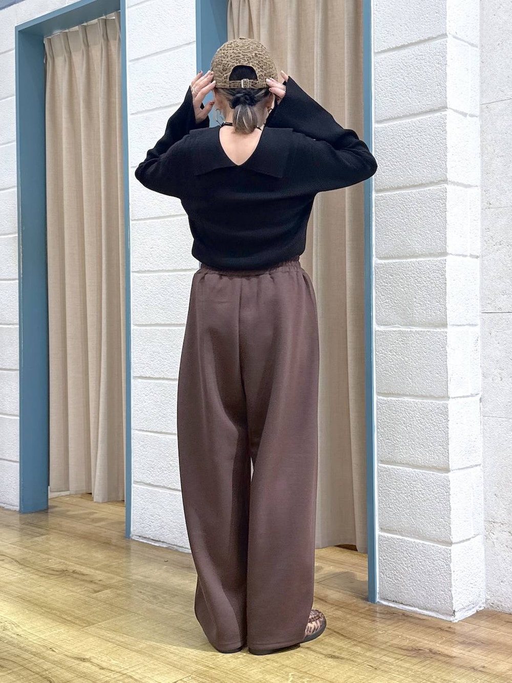 ブラウン系のスウェットパンツ、その他のローファー、ブラック系のニット/セーターを着用したレディースの秋コーディネートの4枚目の写真