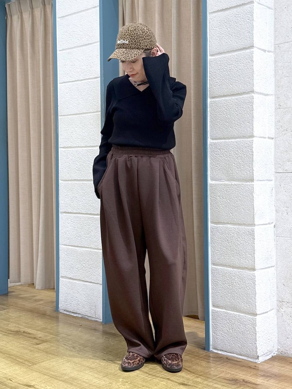 ブラウン系のスウェットパンツ、その他のローファー、ブラック系のニット/セーターを着用したレディースの秋コーディネートの2枚目の写真