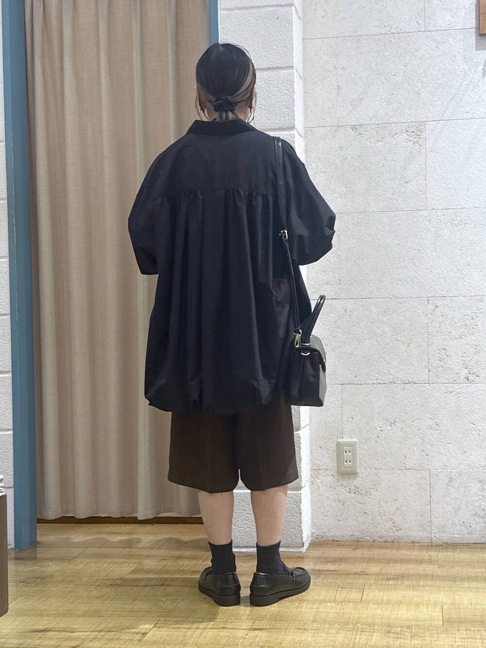 ブラウン系のその他パンツ、ブラック系のボストンバッグ、ブラック系のシャツ/ブラウスを着用したレディースの秋コーディネートの4枚目の写真