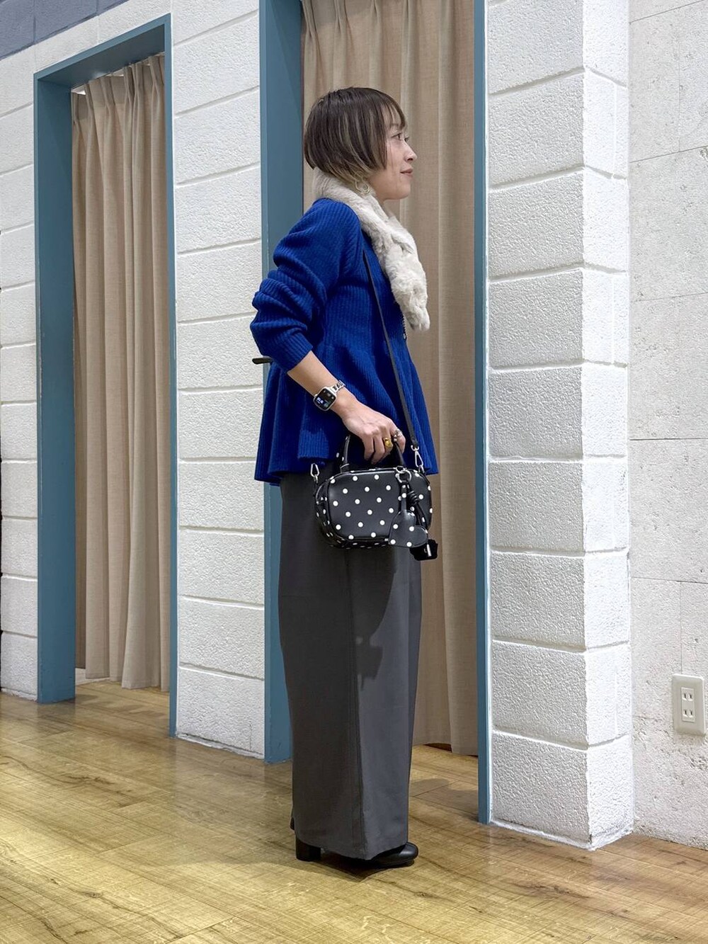 グレー系のその他パンツ、その他のボストンバッグ、ブラック系のブーツを着用したレディースの秋コーディネートの5枚目の写真