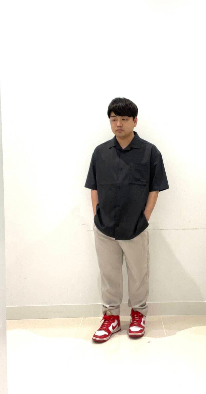 グレー系のシャツ/ブラウス、ベージュ系のその他パンツを着用したメンズの夏コーディネートの2枚目の写真