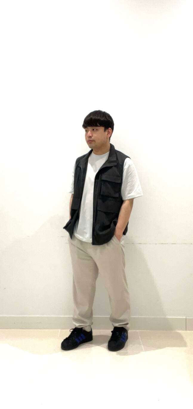 ベージュ系のその他パンツ、ホワイト系のシャツ/ブラウス、グレー系のブルゾンを着用したメンズの夏コーディネートの2枚目の写真