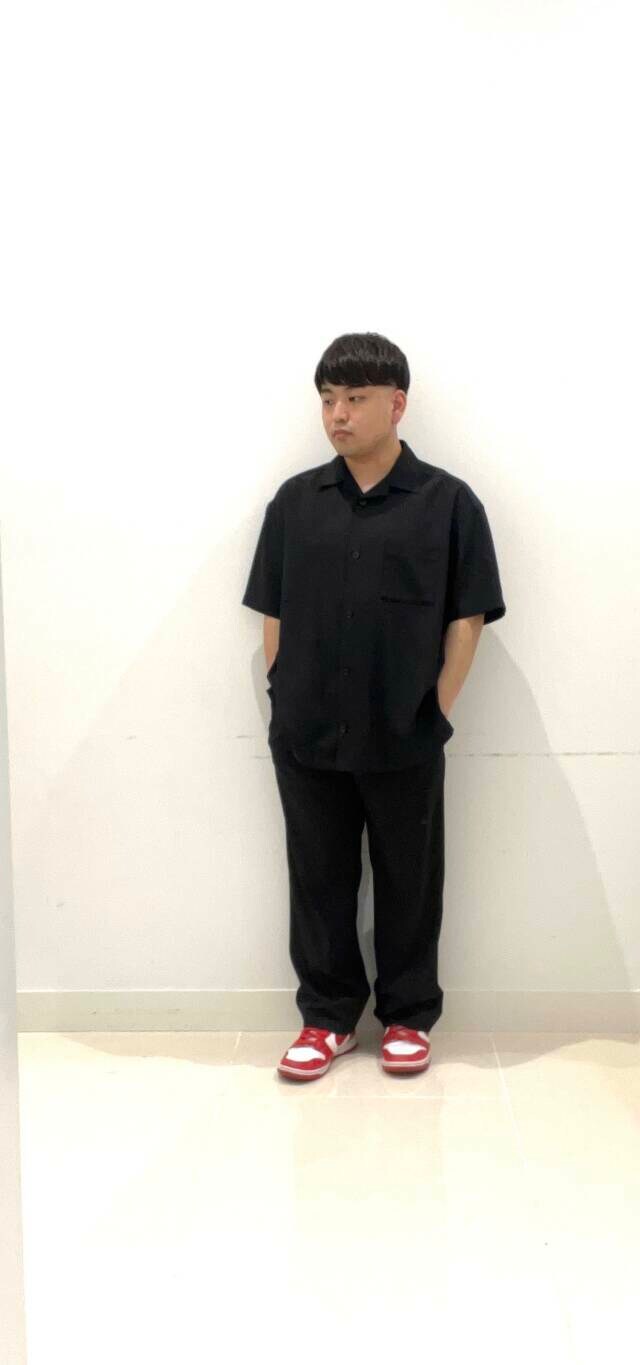 ブラック系のシャツ/ブラウス、ブラック系のその他パンツを着用したメンズの夏コーディネートの2枚目の写真