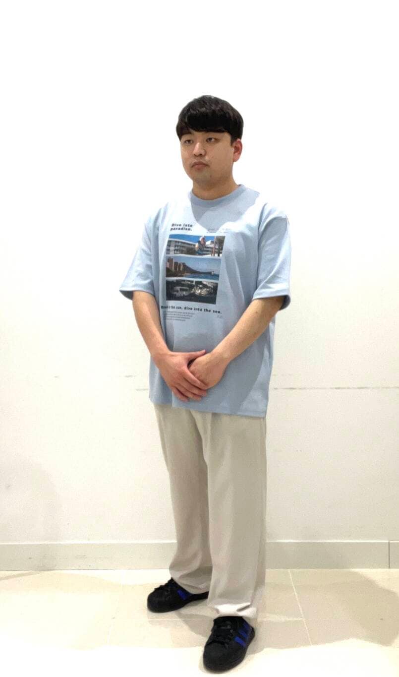 ベージュ系のその他パンツ、ブルー系のTシャツ/カットソーを着用したメンズの夏コーディネートの2枚目の写真