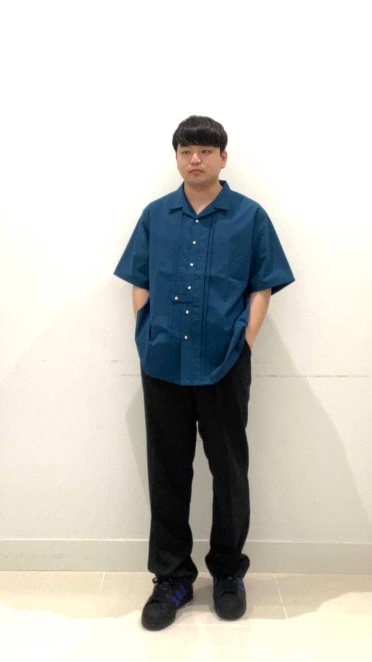 ブラック系のその他パンツ、ブルー系のシャツ/ブラウスを着用したメンズの夏コーディネートの2枚目の写真