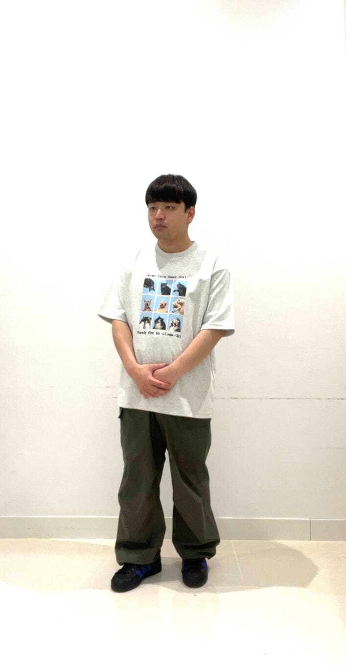 グリーン系のその他パンツ、グレー系のTシャツ/カットソーを着用したメンズの夏コーディネートの2枚目の写真