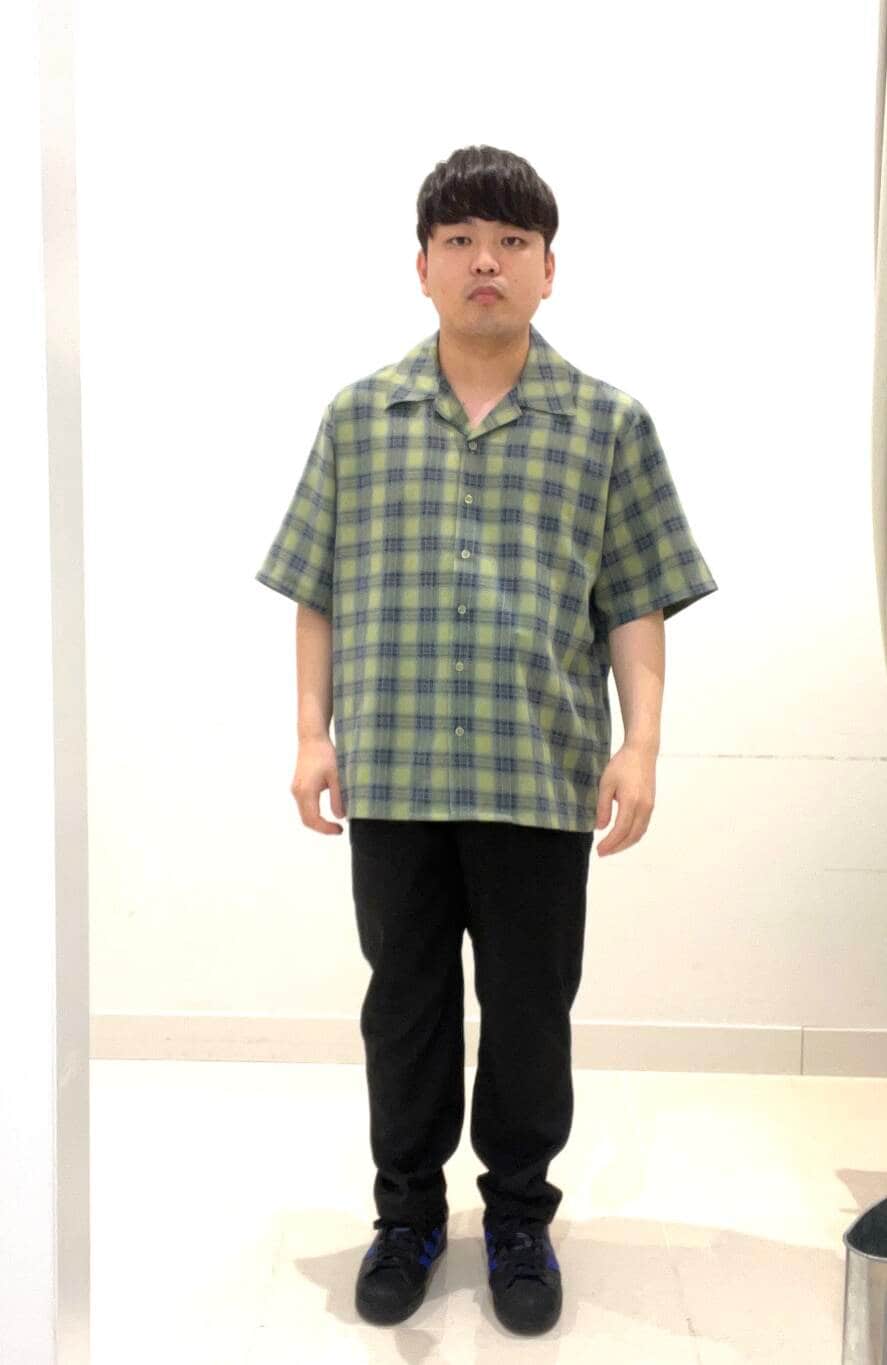 ブラック系のその他パンツ、グリーン系のシャツ/ブラウスを着用したメンズの夏コーディネートの2枚目の写真
