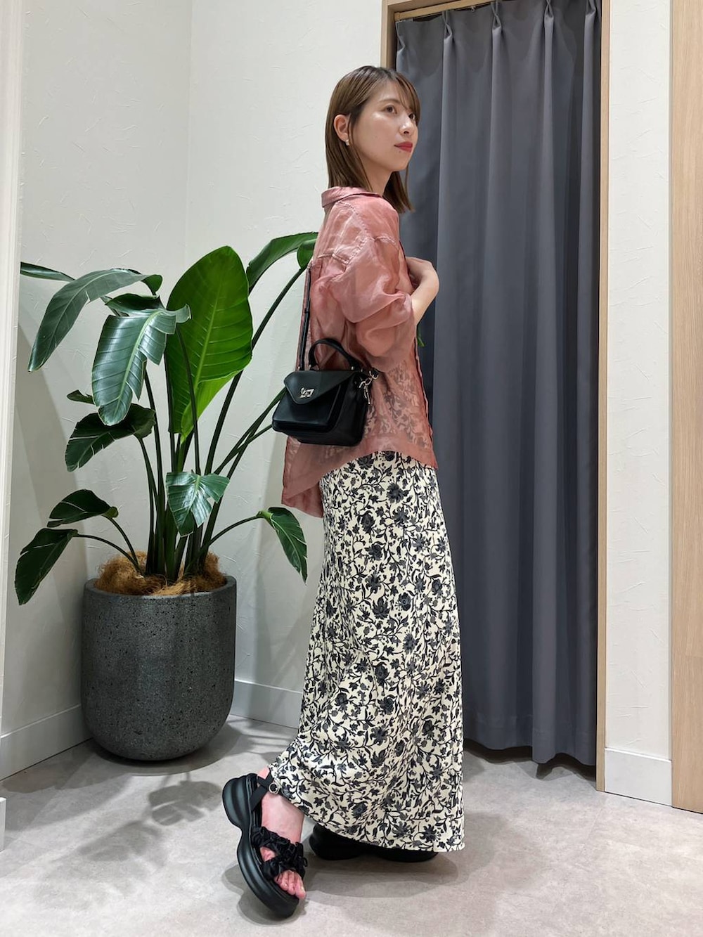 「ORiental TRaffic、オリエンタルトラフィック、カジュアル、差し色コーデ、きれいめ、サンダル、厚底サンダル、ピンクシャツ、シアーシャツ」|「ORiental TRafficの2025春夏新作サテンリボンスポーツサンダル/51211 厚底 スポサン サテン スポーツサンダル(サンダル、ブラック系)」を使った、sakaeさん(レディース・162cm)の春コーディネートの2枚目の写真