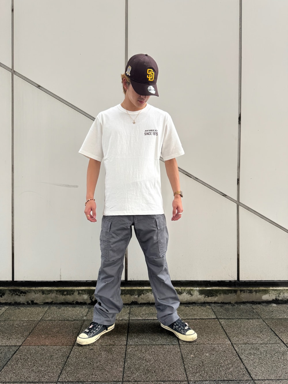 「キャップ、AVIREX、カーゴパンツ、ストリートコーデ、野球観戦、MLB、メジャーリーグ、アビレックス(AVIREX)、AVIREX海老名、AVIREX海老名店」｜「MLBのAVIREX × SAN DIEGO PADRES T-SHIRT（Tシャツ/カットソー、ホワイト系）」を使った、リュウノスケさん（メンズ・169cm）の夏コーディネートの2枚目の写真