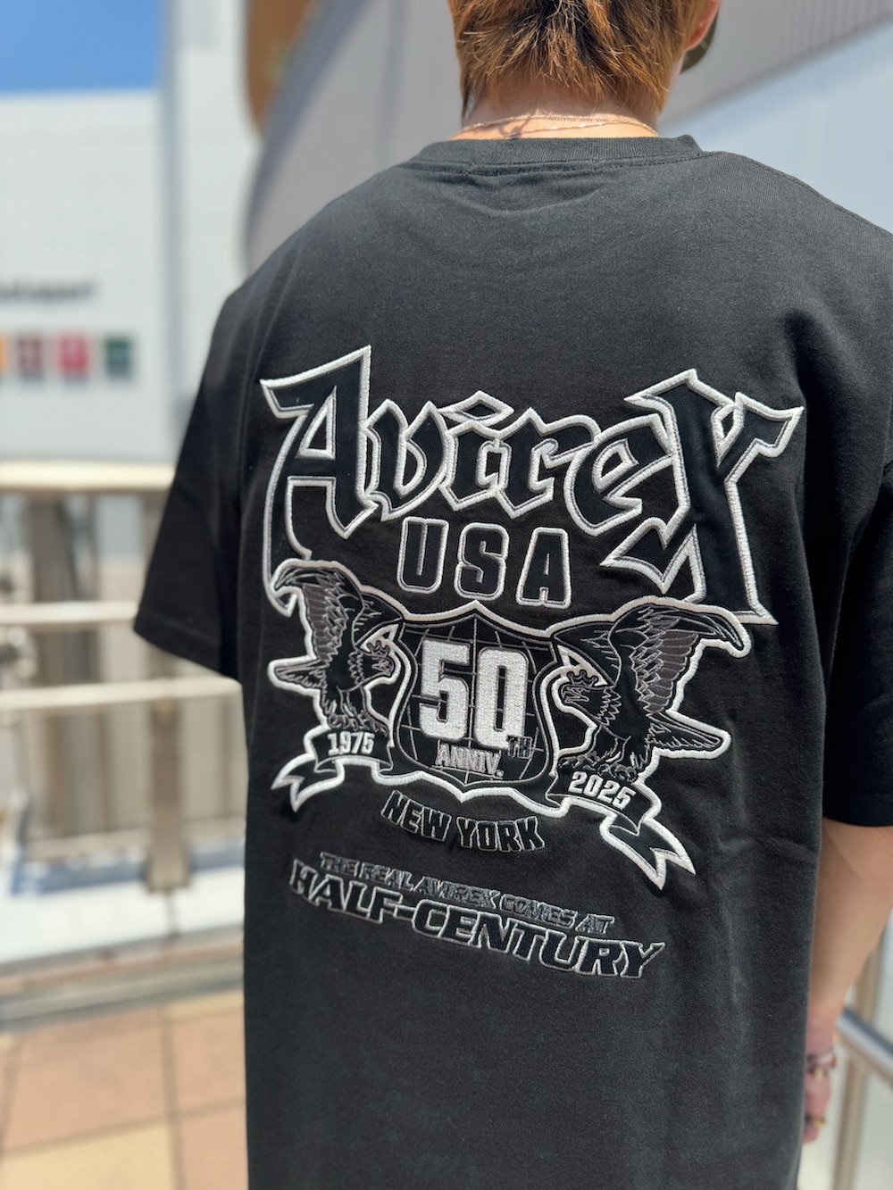 「ミリタリー、ストリート、AVIREX、オールブラック、カーゴパンツ、黒Tシャツ、アビレックス(AVIREX)、AVIREX海老名、AVIREX海老名店、AVIREXららぽーと海老名」｜「AVIREXの《50th Anniversary》GRAPHIC S/S T-SHIRT / 50周年 グラフィック 半袖Tシャツ / AVIREX / アヴィレックス（Tシャツ/カットソー、ブラック系）」を使った、リュウノスケさん（メンズ・169cm）の夏コーディネートの2枚目の写真