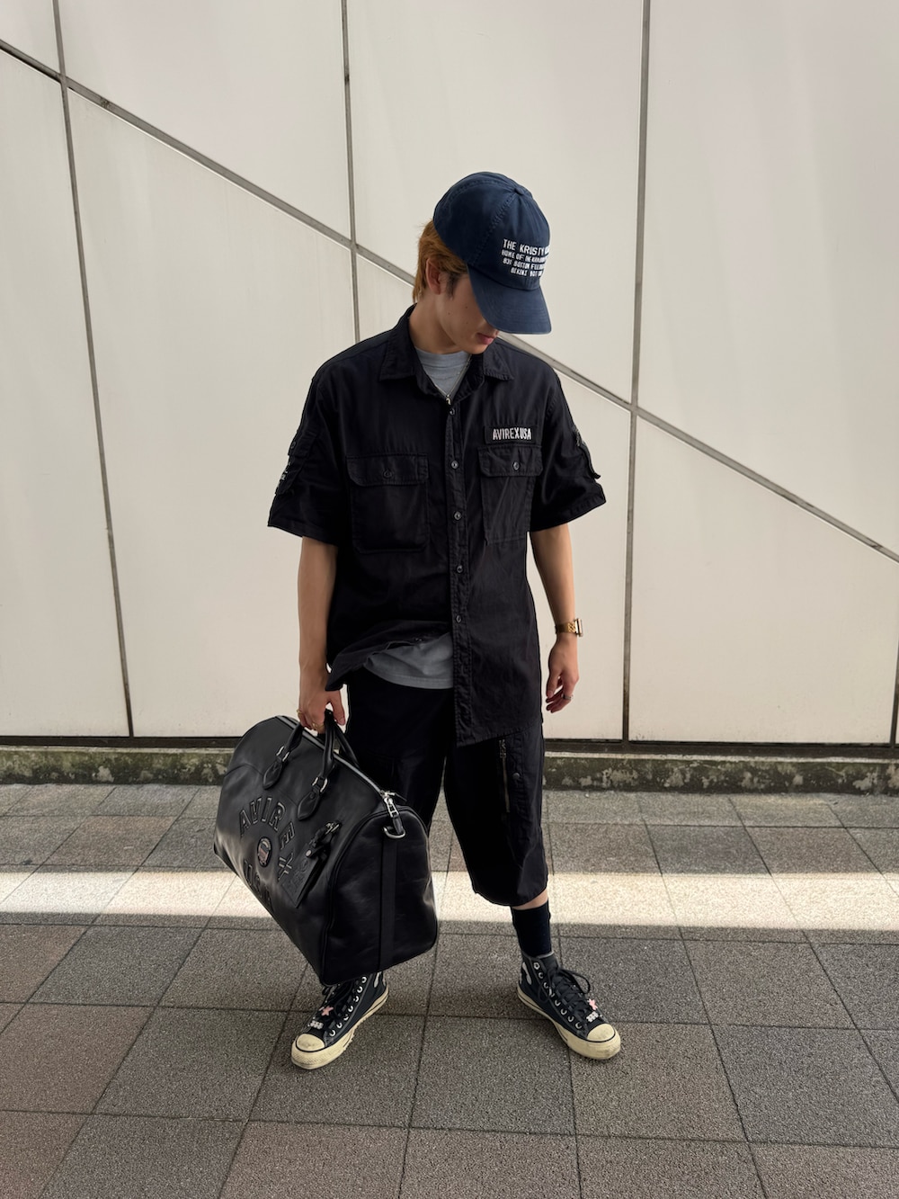 「ブラックコーデ、シャツスタイル、オールブラック、ボストンバッグ、クロップドパンツ、クロップド丈、スニーカーコーデ、トラベル /リゾート、スニーカー、AVIREX、AVIREX海老名」｜「AVIREXのBASIC FATIGUE SHORT SLEEVE SHIRT / ベーシック ファティーグ 半袖シャツ / AVIREX / アヴィレックス（シャツ/ブラウス、ブラック系）」を使った、リュウノスケさん（メンズ・169cm）の夏コーディネートの3枚目の写真