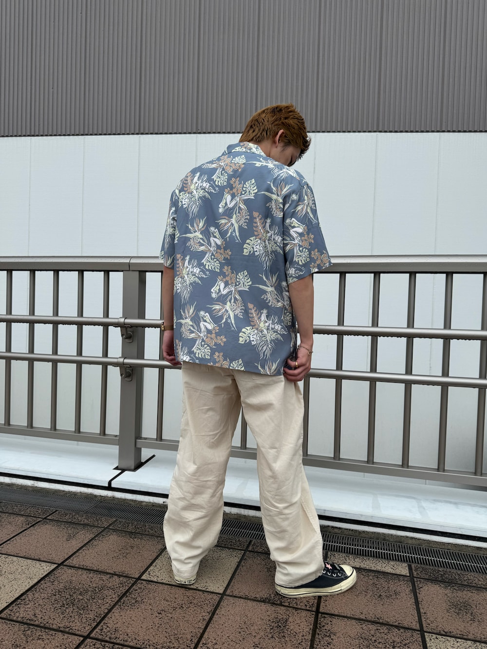 「AVIREX、AVIREX海老名、柄シャツ、夏コーデ、アロハシャツ、ホワイトコーデ、大人カジュアル、カジュアルスタイル、ハワイ、海老名」｜「AVIREXのALOHA SHIRT "TROPICAL GIRL" / アロハシャツ "トロピカルガール" / AVIREX / アヴィレックス（シャツ/ブラウス、ブルー系）」を使った、リュウノスケさん（メンズ・169cm）の夏コーディネートの2枚目の写真