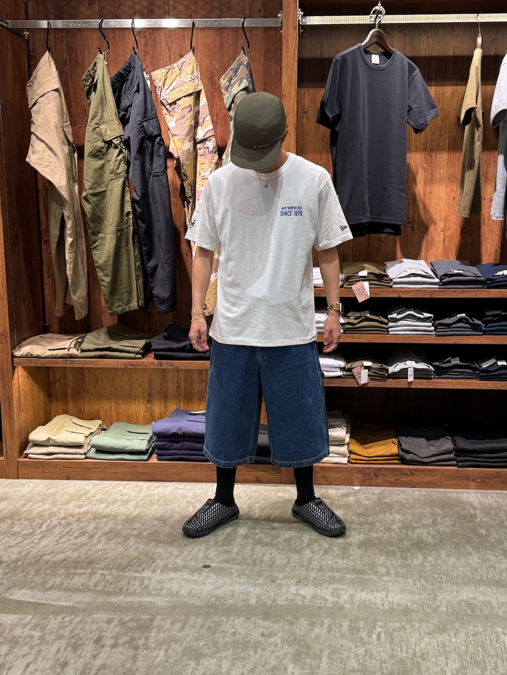 「デニム、AVIREX、クロップドパンツ、デニムショートパンツ、クロップド丈、MLB、アビレックス(AVIREX)、AVIREX海老名、AVIREX海老名店、AVIREXららぽーと海老名」｜「MLBのAVIREX × NEW YORK METS T-SHIRT（Tシャツ/カットソー、ホワイト系）」を使った、リュウノスケさん（メンズ・169cm）の夏コーディネートの2枚目の写真