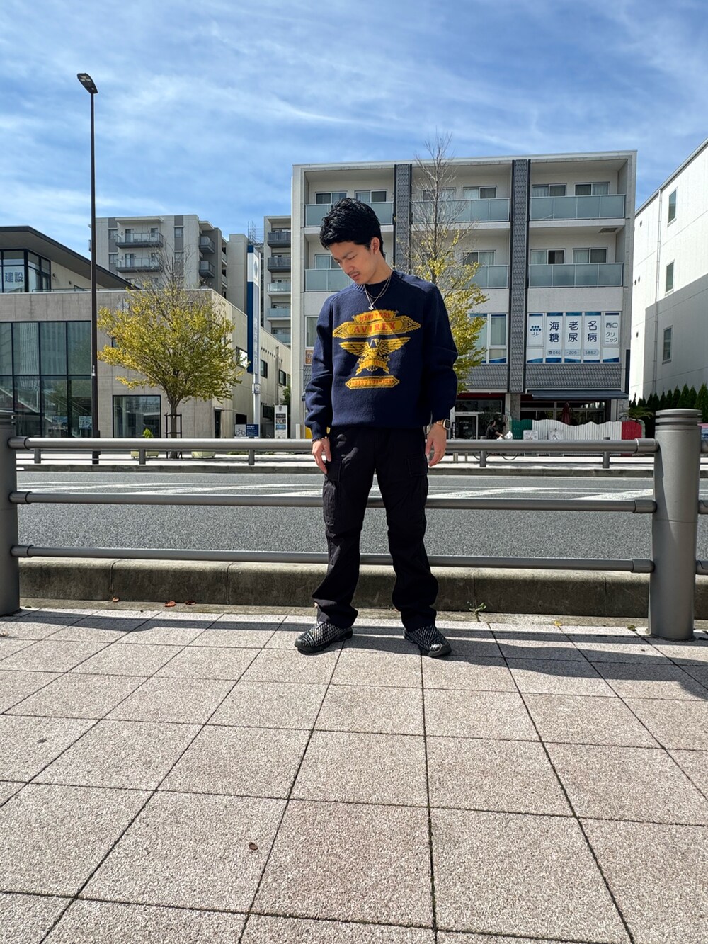 ブルー系のニット/セーター、ブラック系のカーゴパンツ、ブラック系のベルトを着用したメンズの冬コーディネートの3枚目の写真