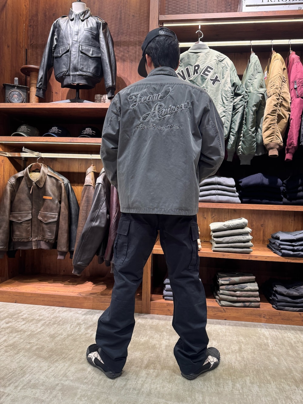 ブラック系のカーゴパンツ、グレー系のブルゾン、ブラック系のキャップを着用したメンズの冬コーディネートの2枚目の写真