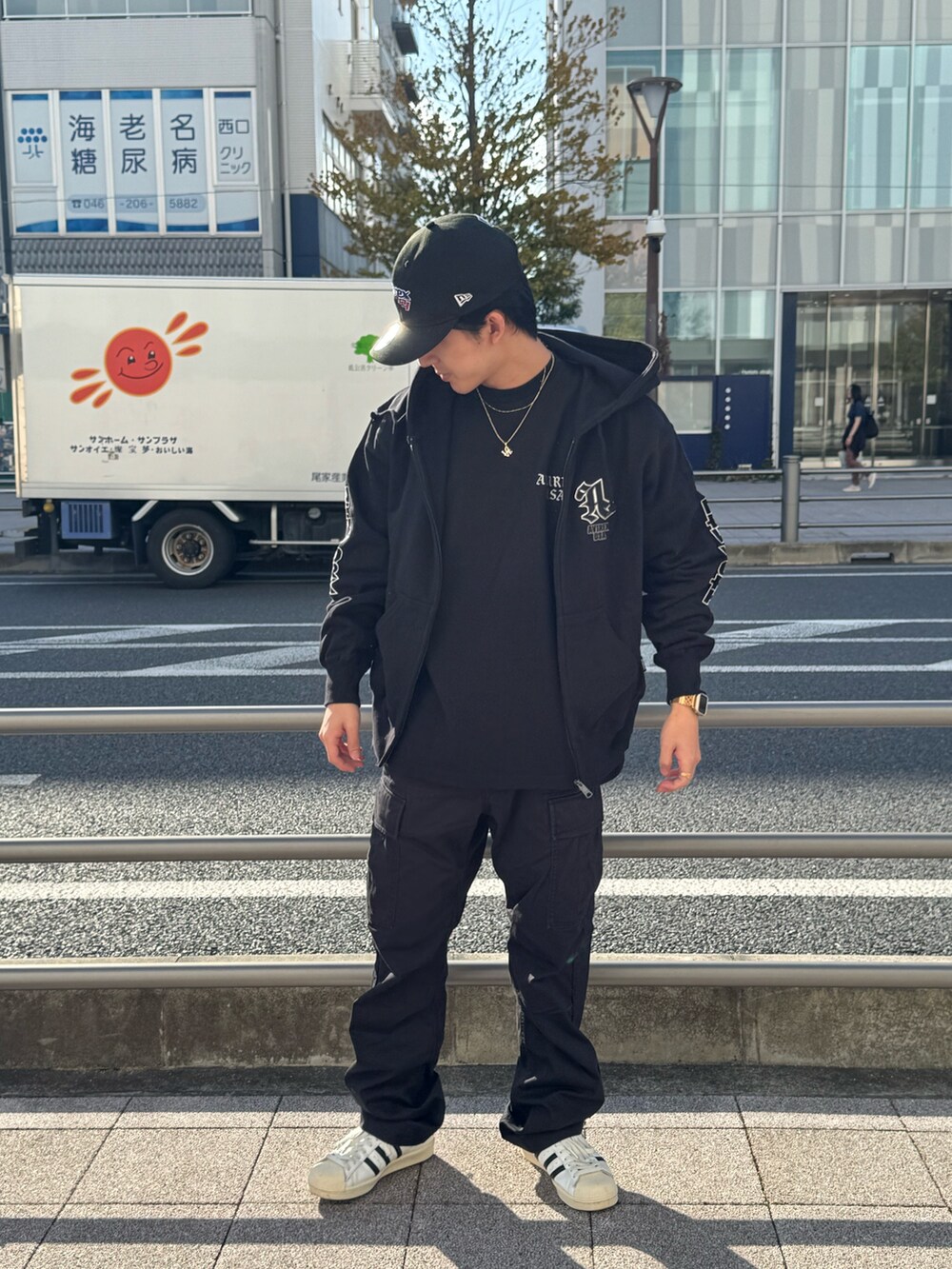 ブラック系のパーカー、ブラック系のカーゴパンツ、ブラック系のキャップを着用したメンズの冬コーディネートの2枚目の写真