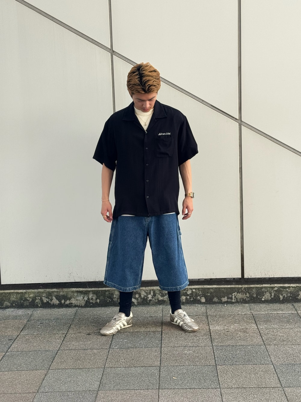 「柄シャツ、刺繍、AVIREX、AVIREX海老名店、AVIREX海老名、クロップドパンツ、クロップド丈、大人コーデ、リラックススタイル、デニムコーデ」｜「AVIREXのアイテム（シャツ/ブラウス、ブラック系）」を使った、リュウノスケさん（メンズ・169cm）の夏コーディネートの2枚目の写真