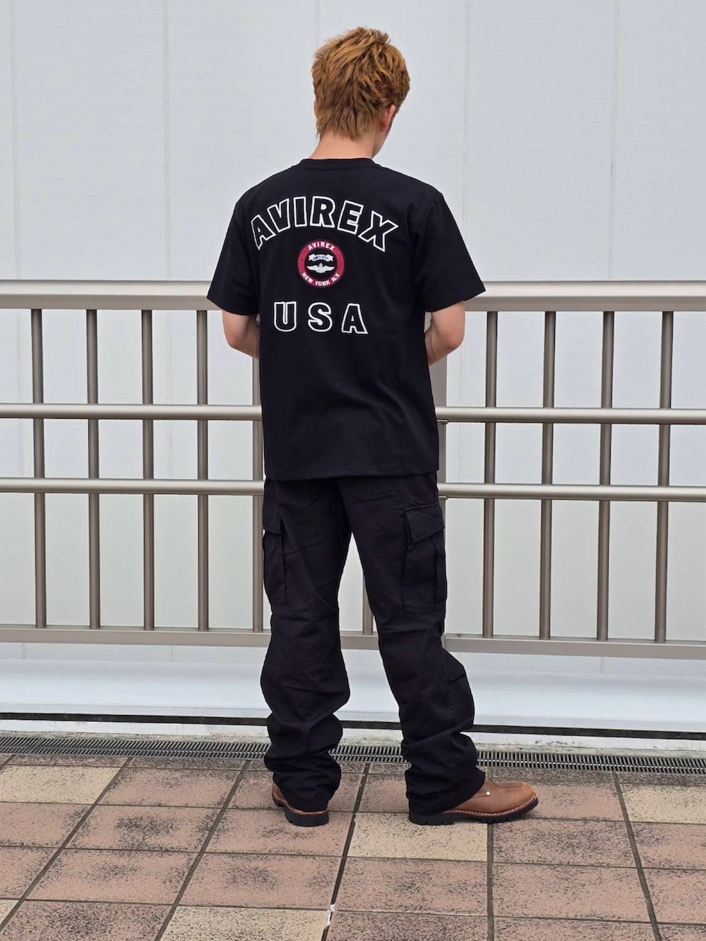 「カーゴパンツ、レザー、AVIREX、AVIREX海老名、レザーブーツ、オールブラック、ハズし、ブラックコーデ、大人カジュアル、カジュアルスタイル」｜「AVIREXのVARSITY LOGO T-SHIRT / バーシティ ロゴ 半袖Tシャツ / AVIREX / アヴィレックス（Tシャツ/カットソー、ブラック系）」を使った、リュウノスケさん（メンズ・169cm）の夏コーディネートの2枚目の写真