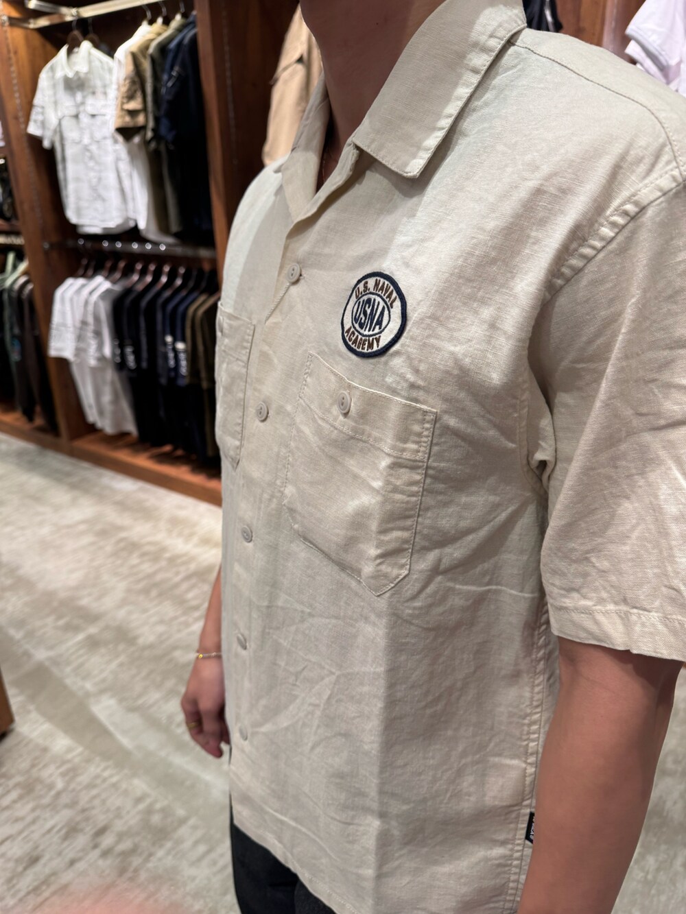 ベージュ系のシャツ/ブラウス、ブラック系のボストンバッグ、ブラック系のベルトを着用したメンズの夏コーディネートの2枚目の写真