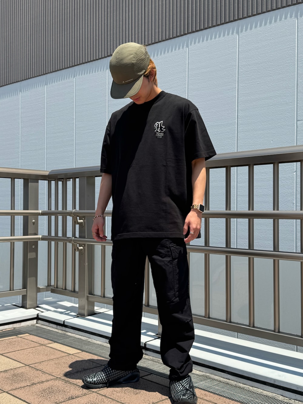 「ミリタリー、ストリート、AVIREX、オールブラック、カーゴパンツ、黒Tシャツ、アビレックス(AVIREX)、AVIREX海老名、AVIREX海老名店、AVIREXららぽーと海老名」｜「AVIREXの《50th Anniversary》GRAPHIC S/S T-SHIRT / 50周年 グラフィック 半袖Tシャツ / AVIREX / アヴィレックス（Tシャツ/カットソー、ブラック系）」を使った、リュウノスケさん（メンズ・169cm）の夏コーディネートの3枚目の写真