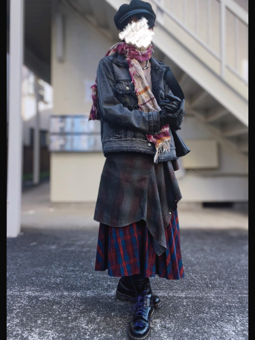 グレー系のニット/セーター、グレー系のデニムジャケット、グレー系のシャツ/ブラウスを着用したメンズの冬コーディネートの2枚目の写真