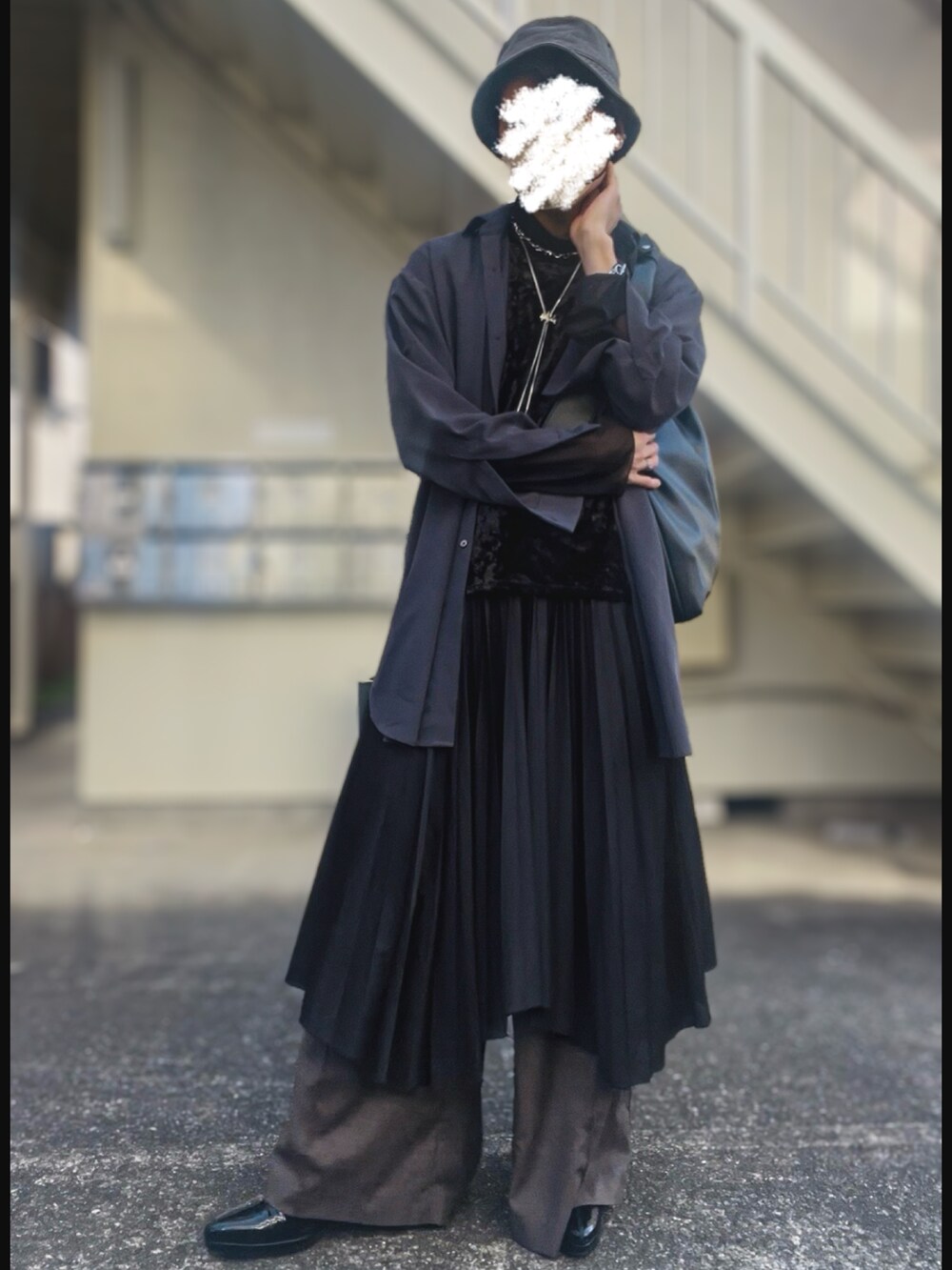 ブラック系のTシャツ/カットソー、グレー系のシャツ/ブラウス、グレー系のスラックスを着用したメンズの秋コーディネートの3枚目の写真