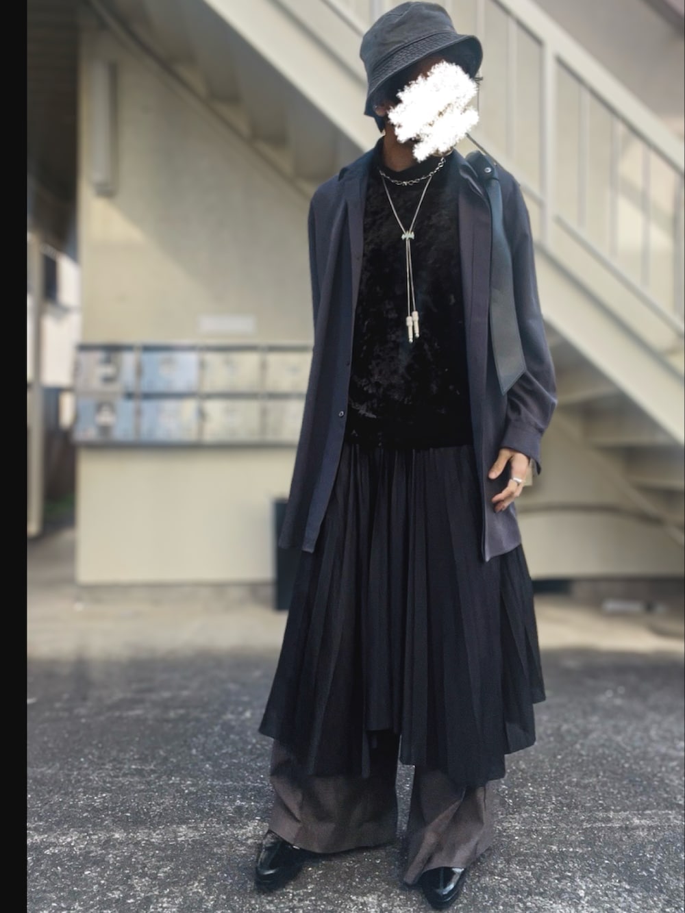 ブラック系のTシャツ/カットソー、グレー系のシャツ/ブラウス、グレー系のスラックスを着用したメンズの秋コーディネートの2枚目の写真