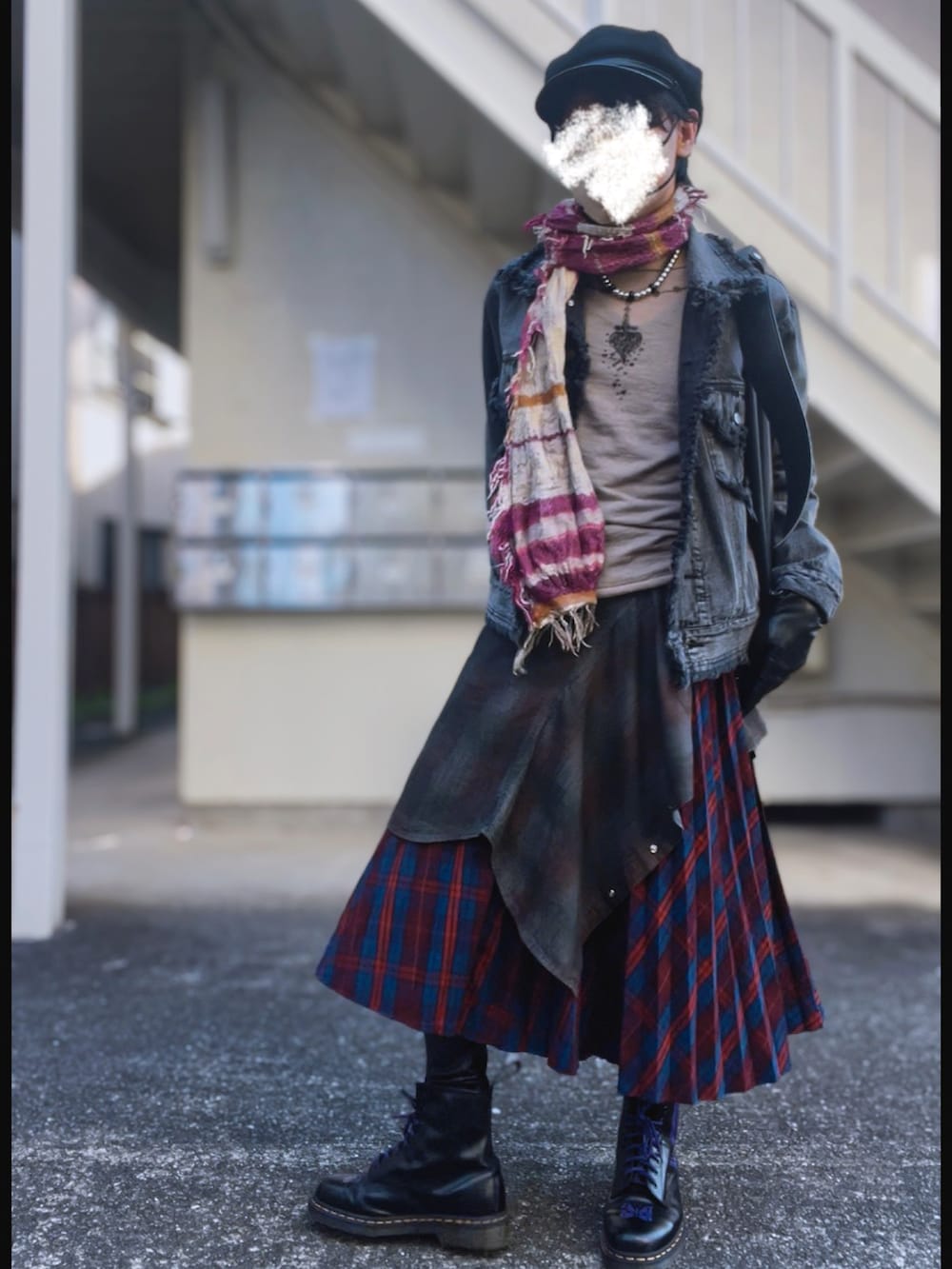 グレー系のニット/セーター、グレー系のデニムジャケット、グレー系のシャツ/ブラウスを着用したメンズの冬コーディネートの3枚目の写真