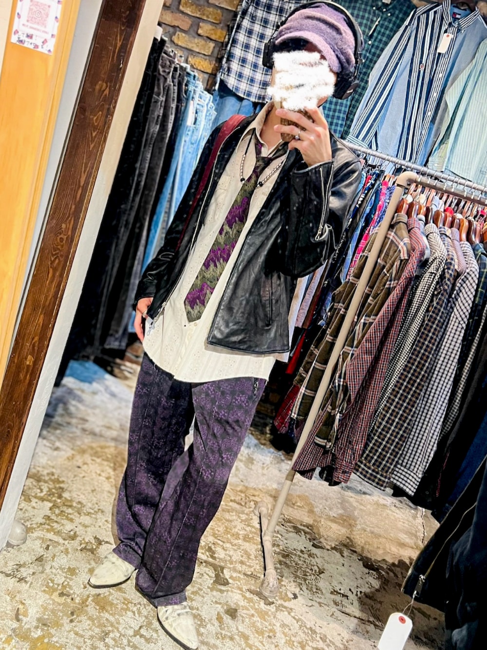 ブラック系のライダースジャケット、ホワイト系のシャツ/ブラウス、パープル系のその他パンツを着用したメンズの秋コーディネートの2枚目の写真