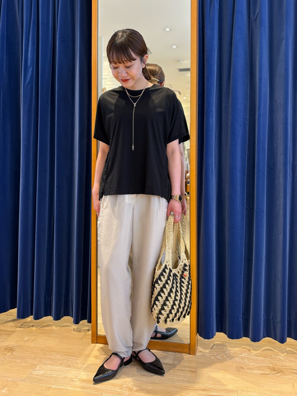 「カジュアル、カジュアルコーデ、大人カジュアル、大人女子、シンプル、シンプルコーデ、Tシャツ、カーゴパンツ、夏コーデ、オトナ女子、リラックススタイル」｜「MICO COULIERのバックプリーツフレンチプルオーバーカットソー（Tシャツ/カットソー、ブラック系）」を使った、miyuさん（骨格ウェーブ・レディース・159cm）の夏コーディネートの6枚目の写真
