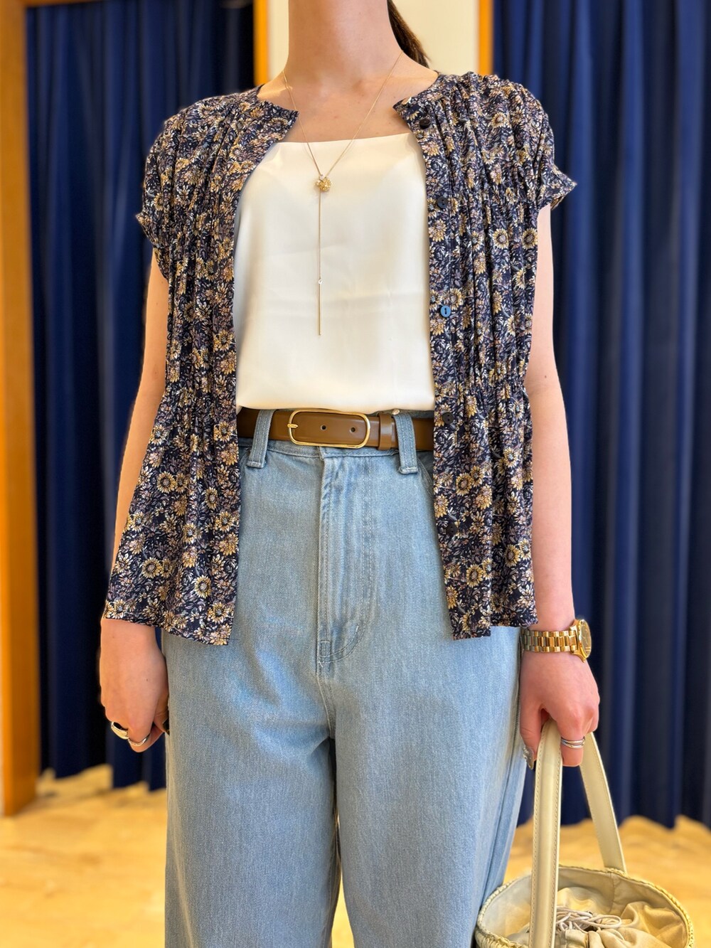 「カジュアル、カジュアルコーデ、オトナカジュアル、オトナ女子、大人カジュアル、大人コーデ、シンプル、シンプルコーデ、ブラウス、デニム、夏コーデ、休日スタイル、デニムコーデ」｜「MICO COULIERのスクエアネックサテンドッキングタンクトップ（Tシャツ/カットソー、ホワイト系）」を使った、miyuさん（骨格ウェーブ・レディース・159cm）の夏コーディネートの7枚目の写真