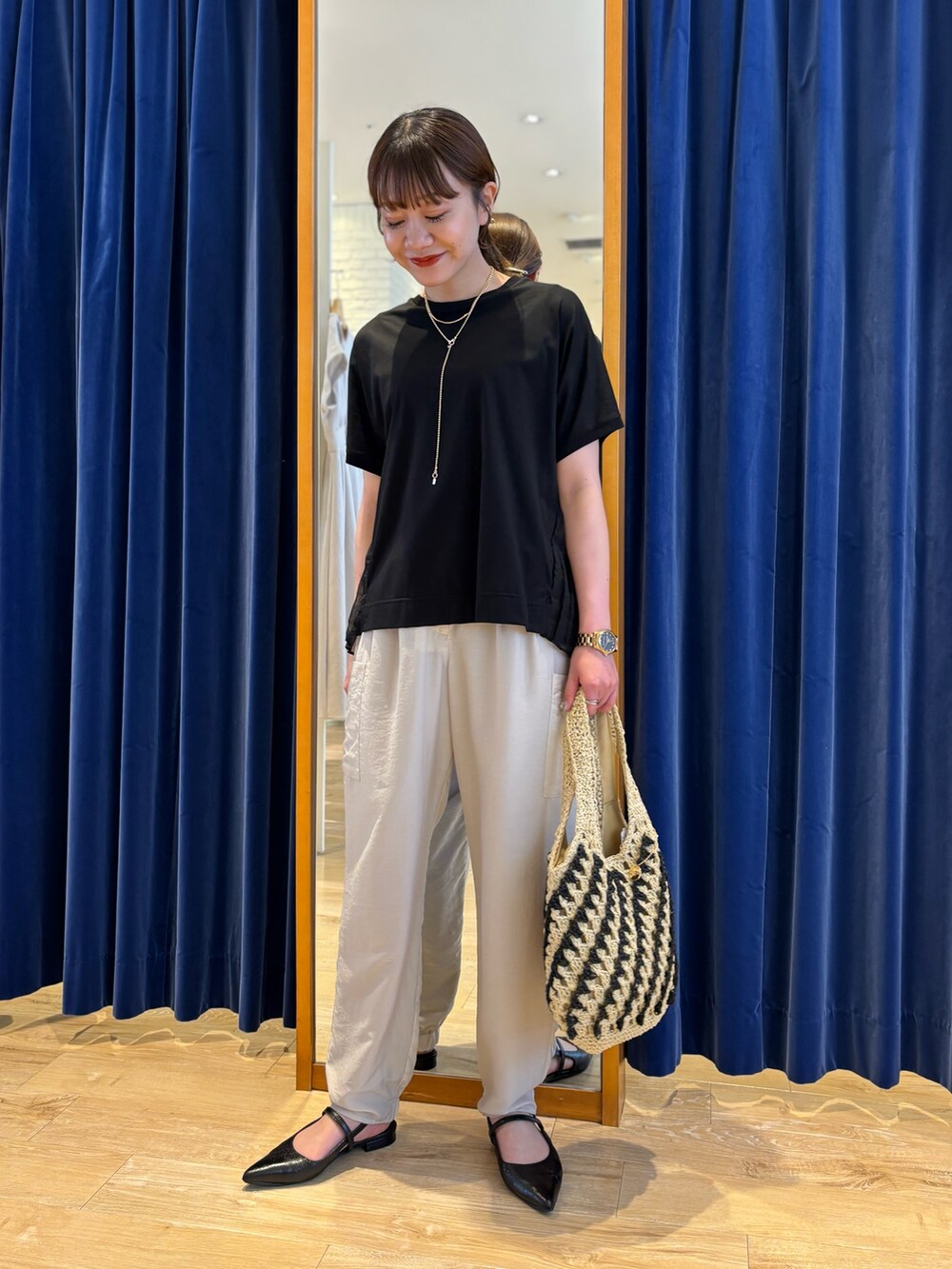 「カジュアル、カジュアルコーデ、大人カジュアル、大人女子、シンプル、シンプルコーデ、Tシャツ、カーゴパンツ、夏コーデ、オトナ女子、リラックススタイル」｜「MICO COULIERのバックプリーツフレンチプルオーバーカットソー（Tシャツ/カットソー、ブラック系）」を使った、miyuさん（骨格ウェーブ・レディース・159cm）の夏コーディネートの2枚目の写真