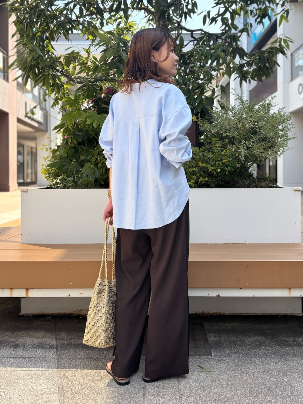 ホワイト系のTシャツ/カットソー、ブルー系のシャツ/ブラウス、ブラウン系のその他パンツを着用したレディースの夏コーディネートの5枚目の写真