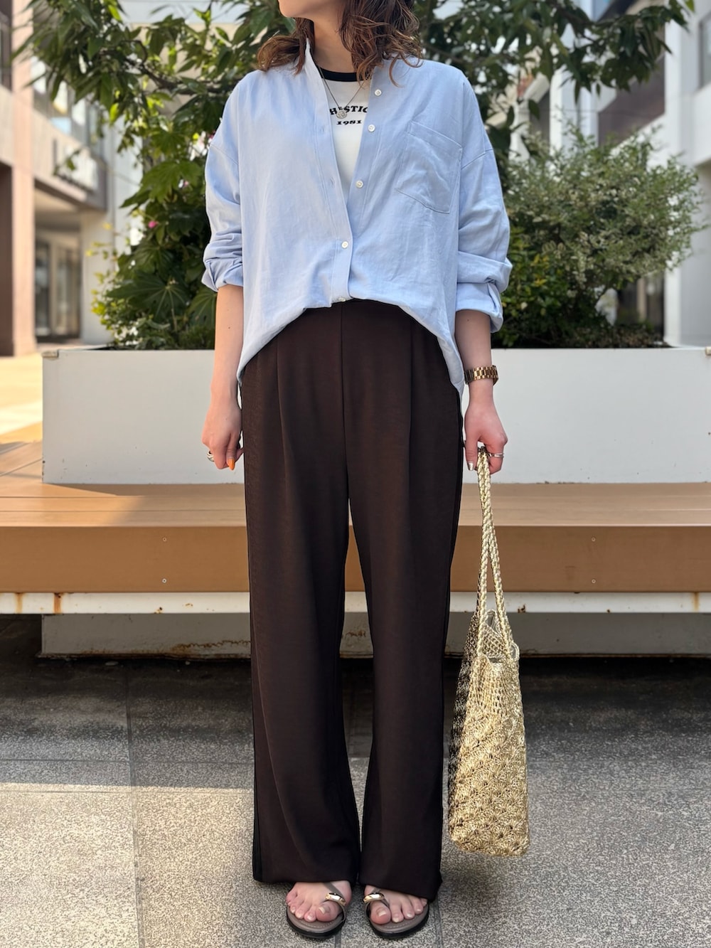 ホワイト系のTシャツ/カットソー、ブルー系のシャツ/ブラウス、ブラウン系のその他パンツを着用したレディースの夏コーディネートの7枚目の写真