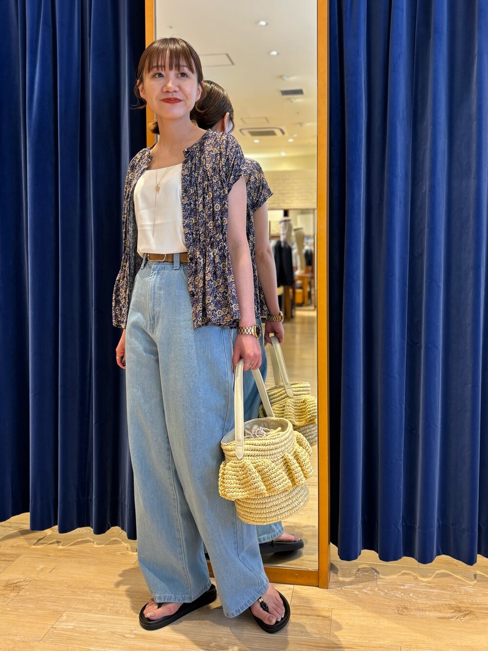 「カジュアル、カジュアルコーデ、オトナカジュアル、オトナ女子、大人カジュアル、大人コーデ、シンプル、シンプルコーデ、ブラウス、デニム、夏コーデ、休日スタイル、デニムコーデ」｜「MICO COULIERのスクエアネックサテンドッキングタンクトップ（Tシャツ/カットソー、ホワイト系）」を使った、miyuさん（骨格ウェーブ・レディース・159cm）の夏コーディネートの3枚目の写真