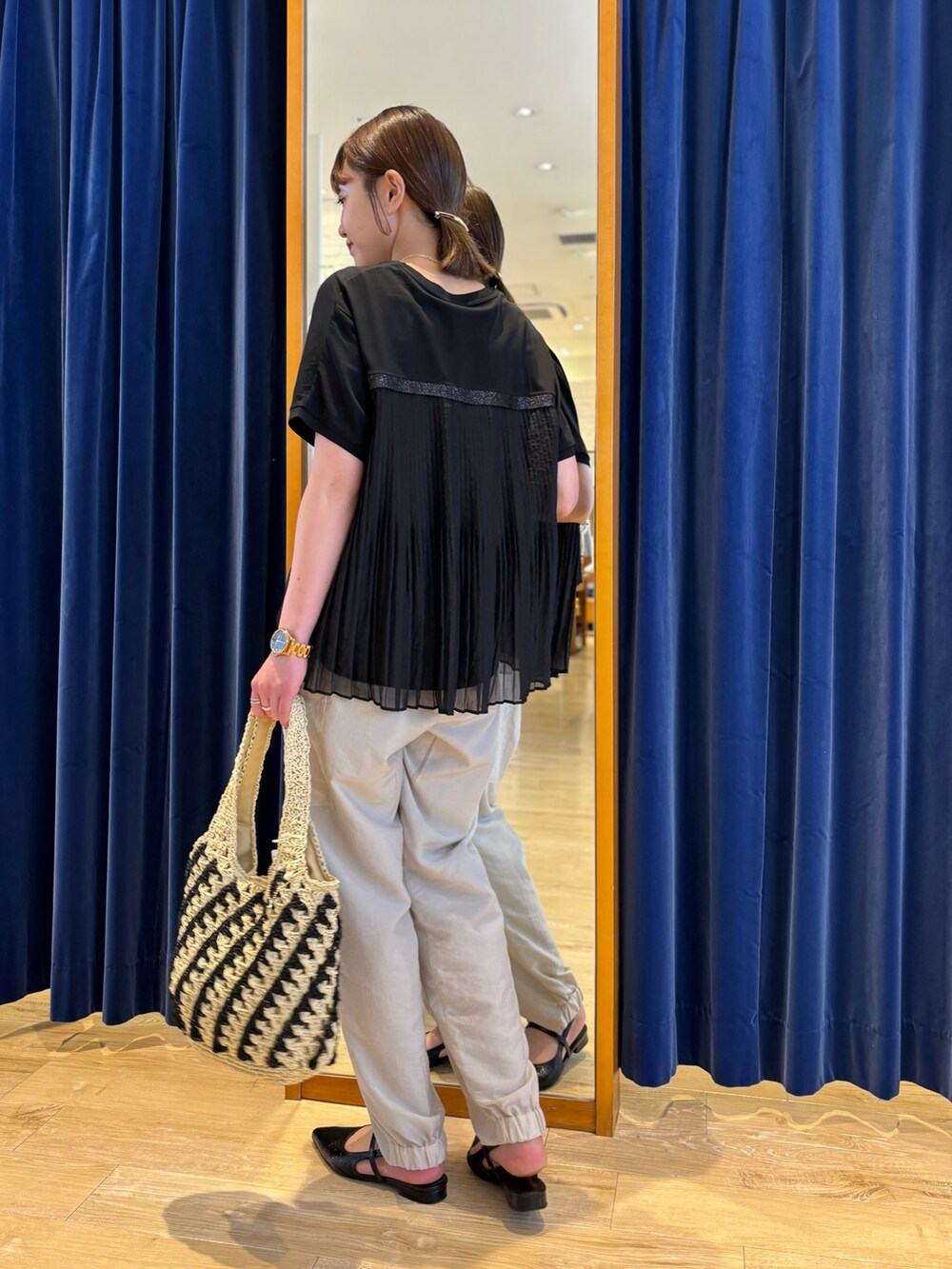 「カジュアル、カジュアルコーデ、大人カジュアル、大人女子、シンプル、シンプルコーデ、Tシャツ、カーゴパンツ、夏コーデ、オトナ女子、リラックススタイル」｜「MICO COULIERのバックプリーツフレンチプルオーバーカットソー（Tシャツ/カットソー、ブラック系）」を使った、miyuさん（骨格ウェーブ・レディース・159cm）の夏コーディネートの3枚目の写真