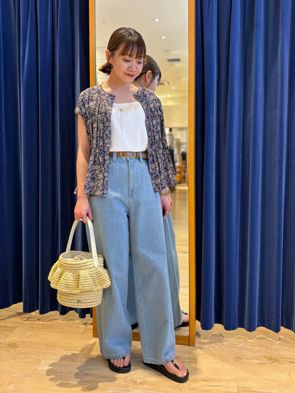 「カジュアル、カジュアルコーデ、オトナカジュアル、オトナ女子、大人カジュアル、大人コーデ、シンプル、シンプルコーデ、ブラウス、デニム、夏コーデ、休日スタイル、デニムコーデ」｜「MICO COULIERのスクエアネックサテンドッキングタンクトップ（Tシャツ/カットソー、ホワイト系）」を使った、miyuさん（骨格ウェーブ・レディース・159cm）の夏コーディネートの6枚目の写真