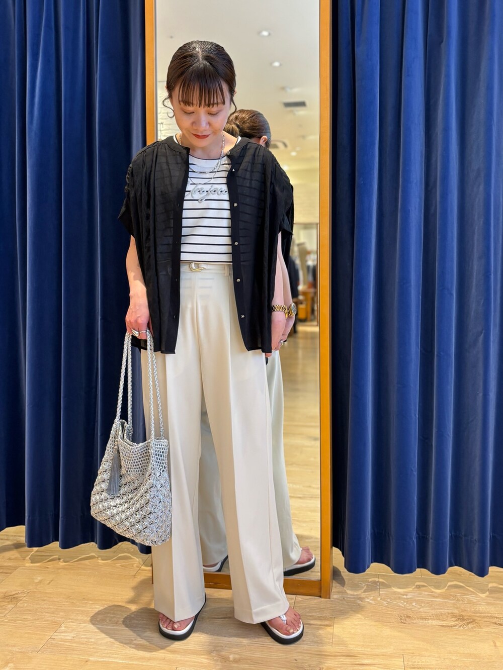「カジュアル、カジュアルコーデ、シンプルコーデ、シンプル、大人カジュアル、シアーシャツ、Tシャツ、ボーダー、ボーダーワンピース、休日スタイル、おでかけコーデ、夏コーデ、オトナ女子、ボーダートップス」｜「MICO COULIERの麻調シアーギャザーブラウス（シャツ/ブラウス、ブラック系）」を使った、miyuさん（骨格ウェーブ・レディース・159cm）の春コーディネートの6枚目の写真