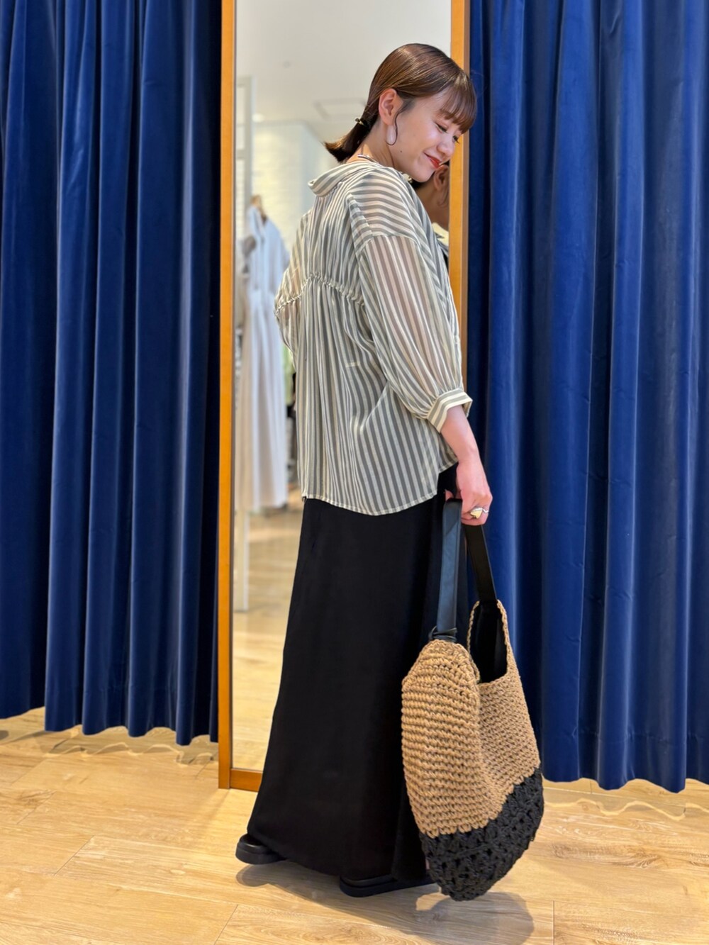 「カジュアル、カジュアルコーデ、オトナカジュアル、オトナ女子、大人カジュアル、大人コーデ、シンプル、シンプルコーデ、シャツスタイル、キャミワンピ、ワンピース、休日スタイル、お出かけコーデ、夏、夏コーデ」｜「MICO COULIERのシャーリングストラップキャミワンピース（ワンピース、ブラック系）」を使った、miyuさん（骨格ウェーブ・レディース・159cm）の夏コーディネートの5枚目の写真