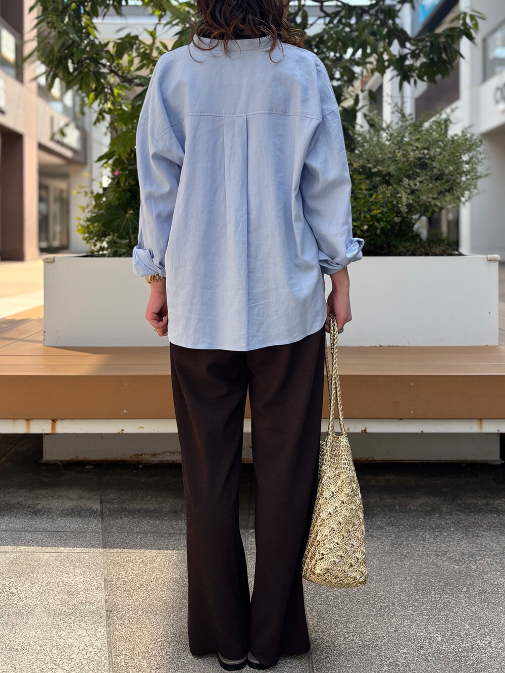 ホワイト系のTシャツ/カットソー、ブルー系のシャツ/ブラウス、ブラウン系のその他パンツを着用したレディースの夏コーディネートの9枚目の写真