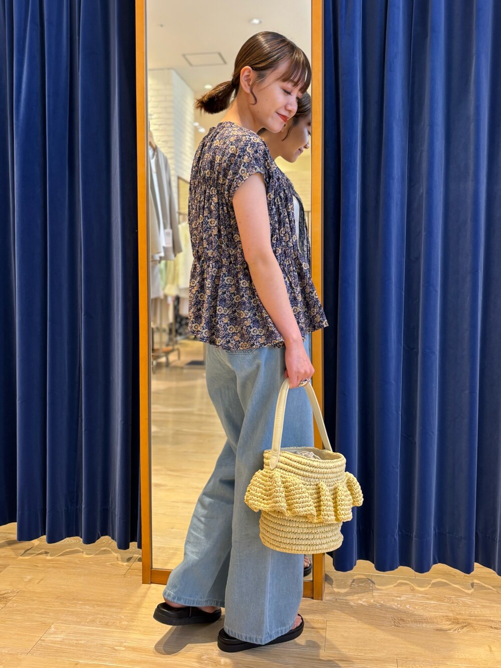 「カジュアル、カジュアルコーデ、オトナカジュアル、オトナ女子、大人カジュアル、大人コーデ、シンプル、シンプルコーデ、ブラウス、デニム、夏コーデ、休日スタイル、デニムコーデ」｜「MICO COULIERのスクエアネックサテンドッキングタンクトップ（Tシャツ/カットソー、ホワイト系）」を使った、miyuさん（骨格ウェーブ・レディース・159cm）の夏コーディネートの5枚目の写真
