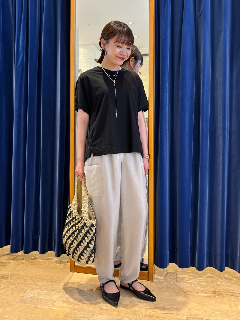 「カジュアル、カジュアルコーデ、大人カジュアル、大人女子、シンプル、シンプルコーデ、Tシャツ、カーゴパンツ、夏コーデ、オトナ女子、リラックススタイル」｜「MICO COULIERのバックプリーツフレンチプルオーバーカットソー（Tシャツ/カットソー、ブラック系）」を使った、miyuさん（骨格ウェーブ・レディース・159cm）の夏コーディネートの5枚目の写真