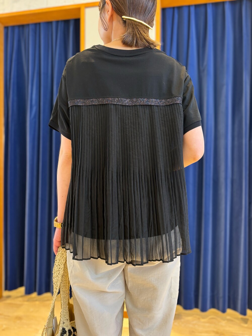 「カジュアル、カジュアルコーデ、大人カジュアル、大人女子、シンプル、シンプルコーデ、Tシャツ、カーゴパンツ、夏コーデ、オトナ女子、リラックススタイル」｜「MICO COULIERのバックプリーツフレンチプルオーバーカットソー（Tシャツ/カットソー、ブラック系）」を使った、miyuさん（骨格ウェーブ・レディース・159cm）の夏コーディネートの7枚目の写真