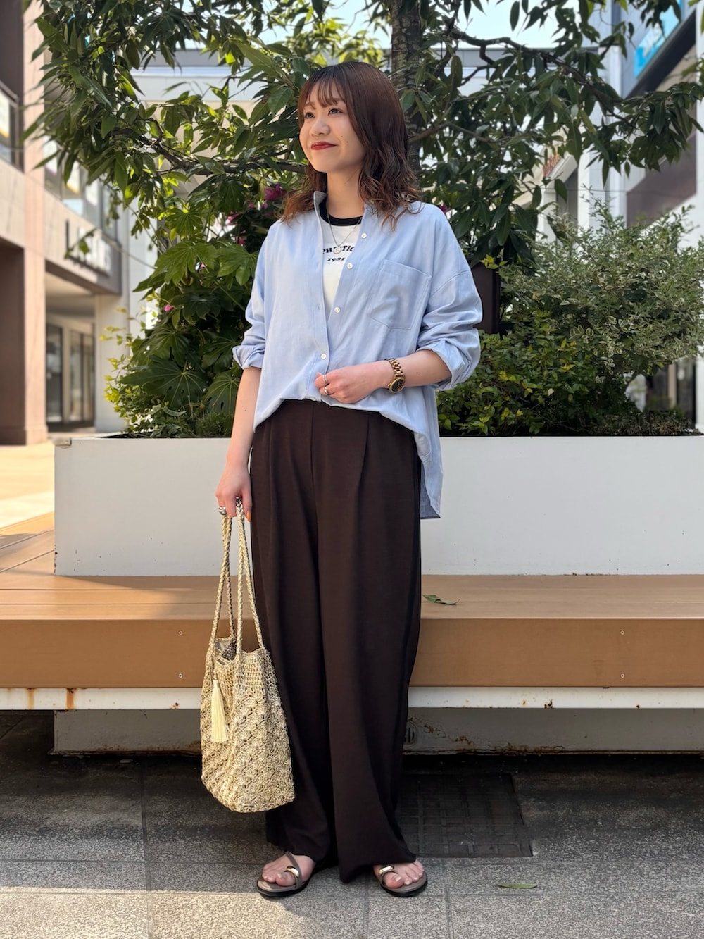 ホワイト系のTシャツ/カットソー、ブルー系のシャツ/ブラウス、ブラウン系のその他パンツを着用したレディースの夏コーディネートの3枚目の写真