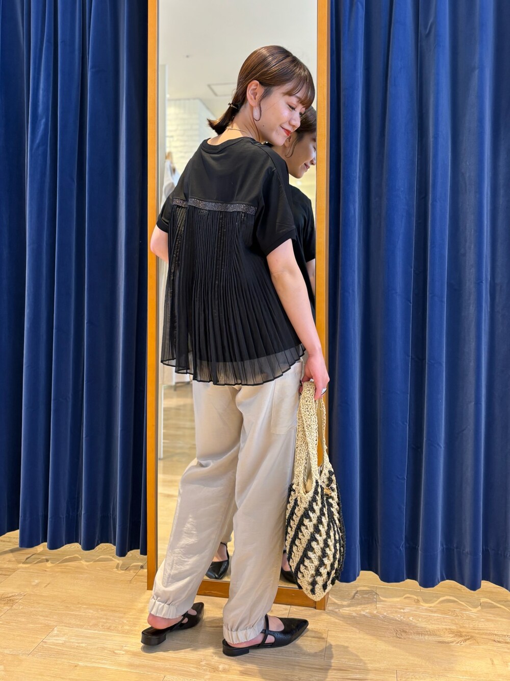 「カジュアル、カジュアルコーデ、大人カジュアル、大人女子、シンプル、シンプルコーデ、Tシャツ、カーゴパンツ、夏コーデ、オトナ女子、リラックススタイル」｜「MICO COULIERのバックプリーツフレンチプルオーバーカットソー（Tシャツ/カットソー、ブラック系）」を使った、miyuさん（骨格ウェーブ・レディース・159cm）の夏コーディネートの4枚目の写真